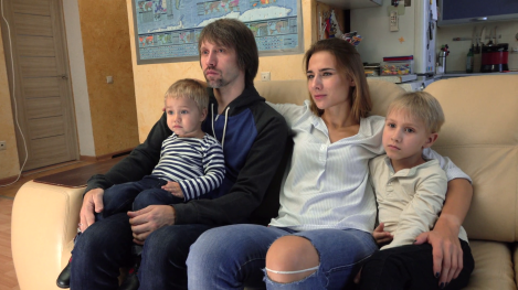 happy-caucasian-family-watching-tv-in-their-apartment-man-woman-and-two-cute-kids-having-rest-at-home-together-4k-steadicam-shot_haobg0ell_thumbnail-full01.png